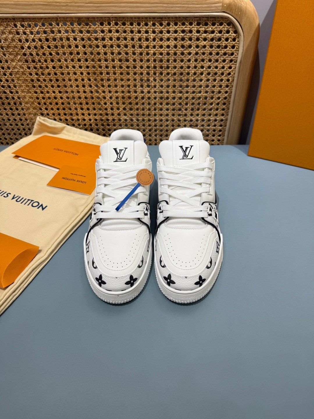 Sneakers Trainer 'Blanc Monogram Noir' — vue 18