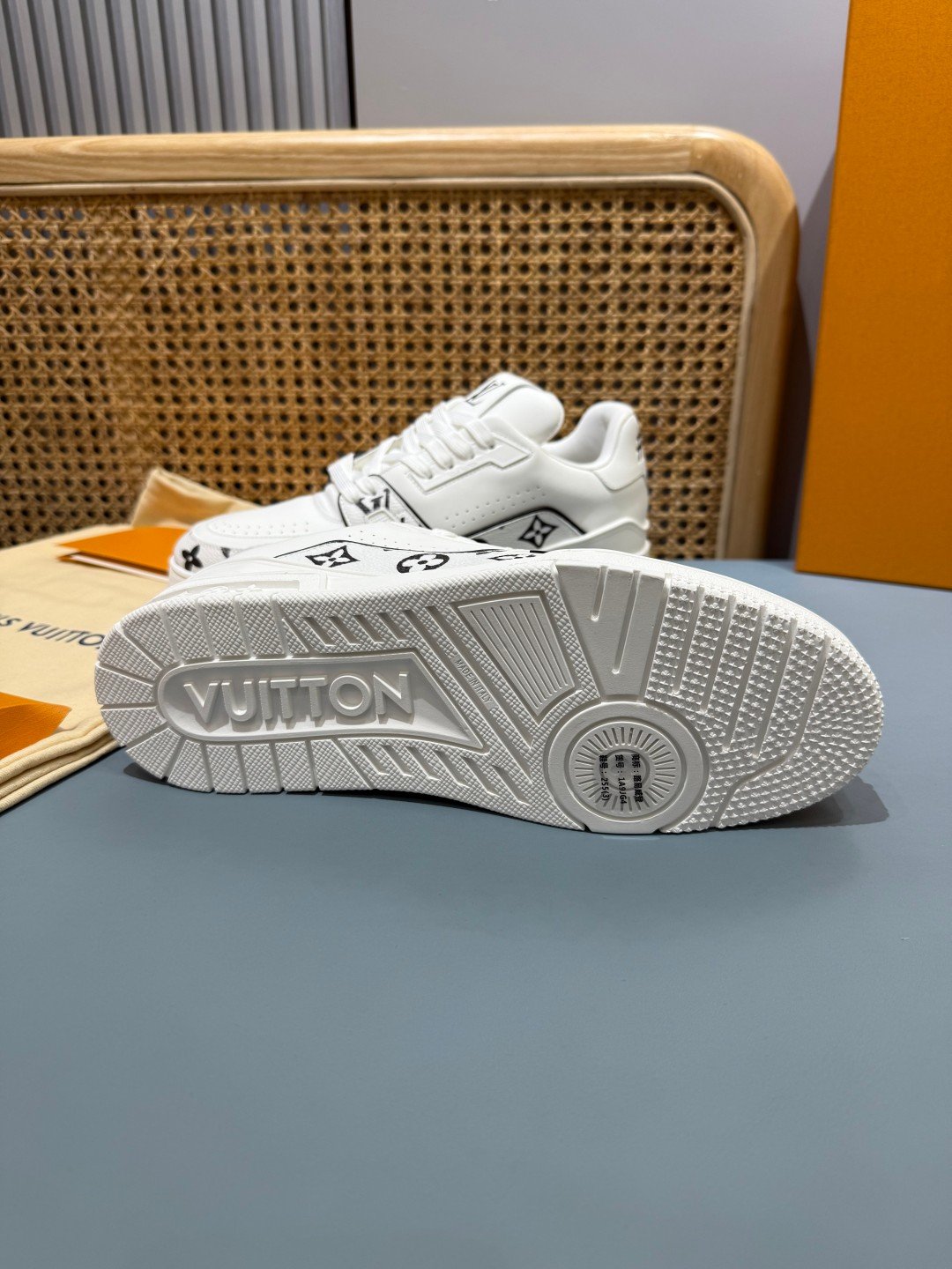 Sneakers Trainer 'Blanc Monogram Noir' — vue 19