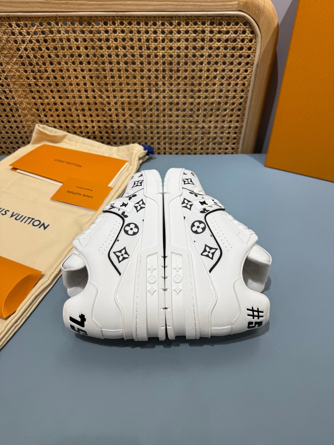 Sneakers Trainer 'Blanc Monogram Noir' — vue 20
