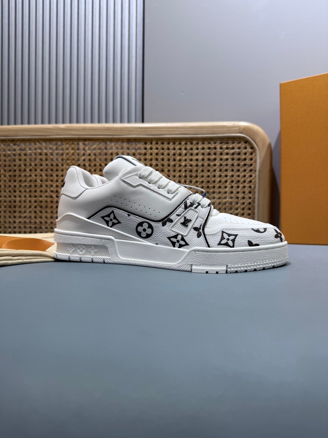 Sneakers Trainer 'Blanc Monogram Noir' — vue 22