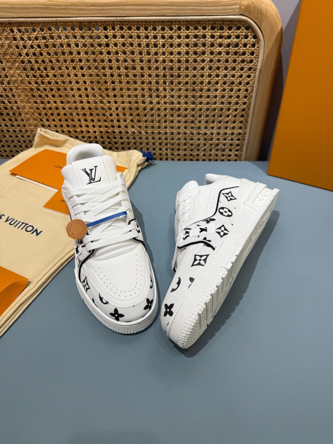 Sneakers Trainer 'Blanc Monogram Noir' — vue 23