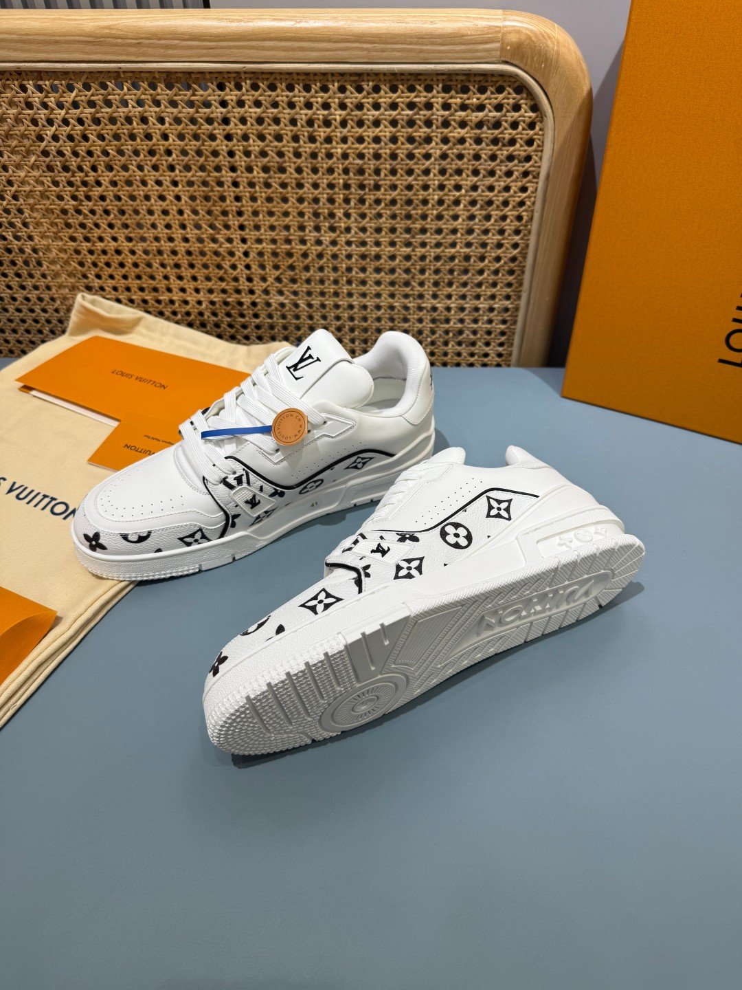 Sneakers Trainer 'Blanc Monogram Noir' — vue 24