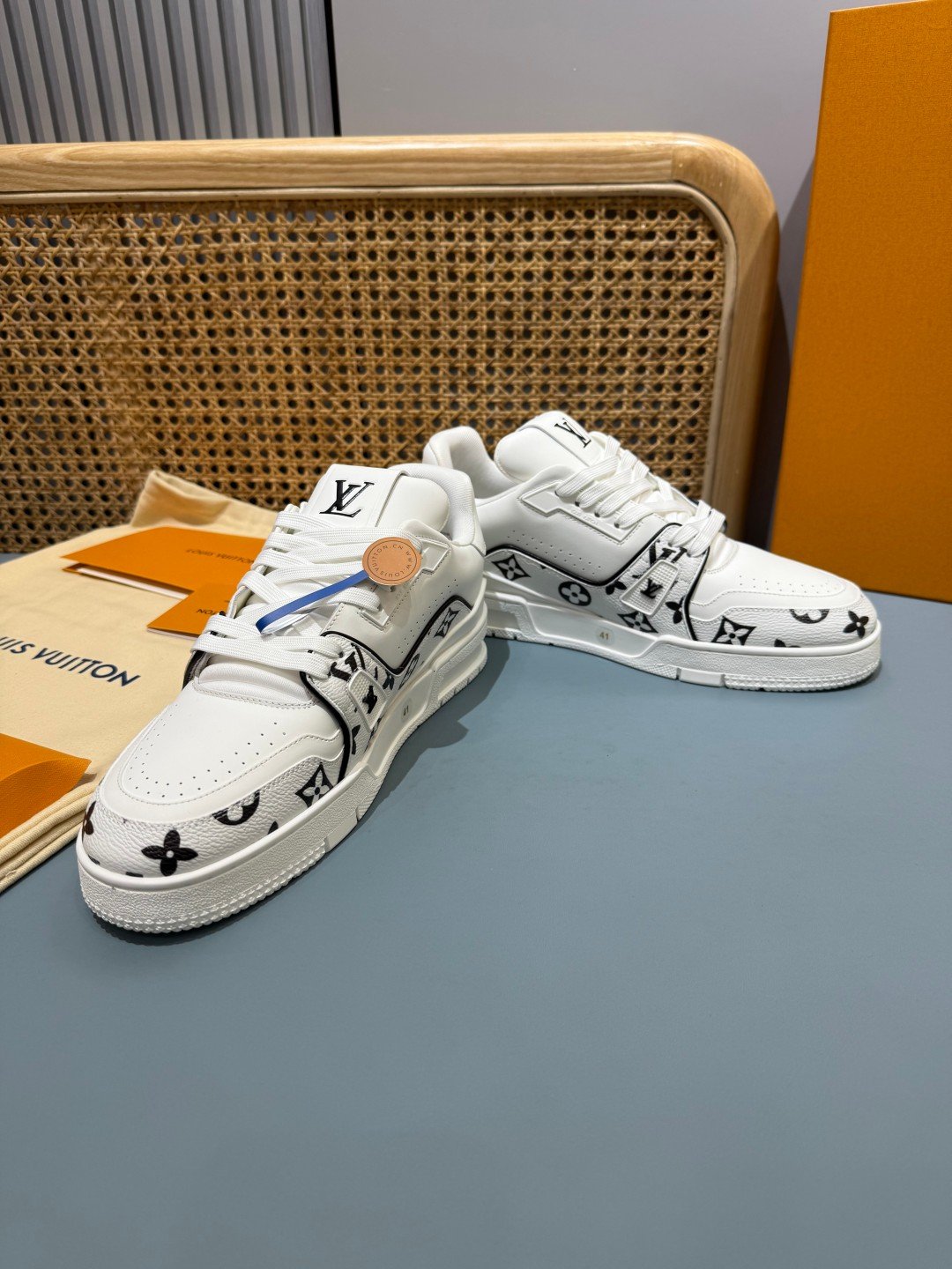 Sneakers Trainer 'Blanc Monogram Noir' — vue 25