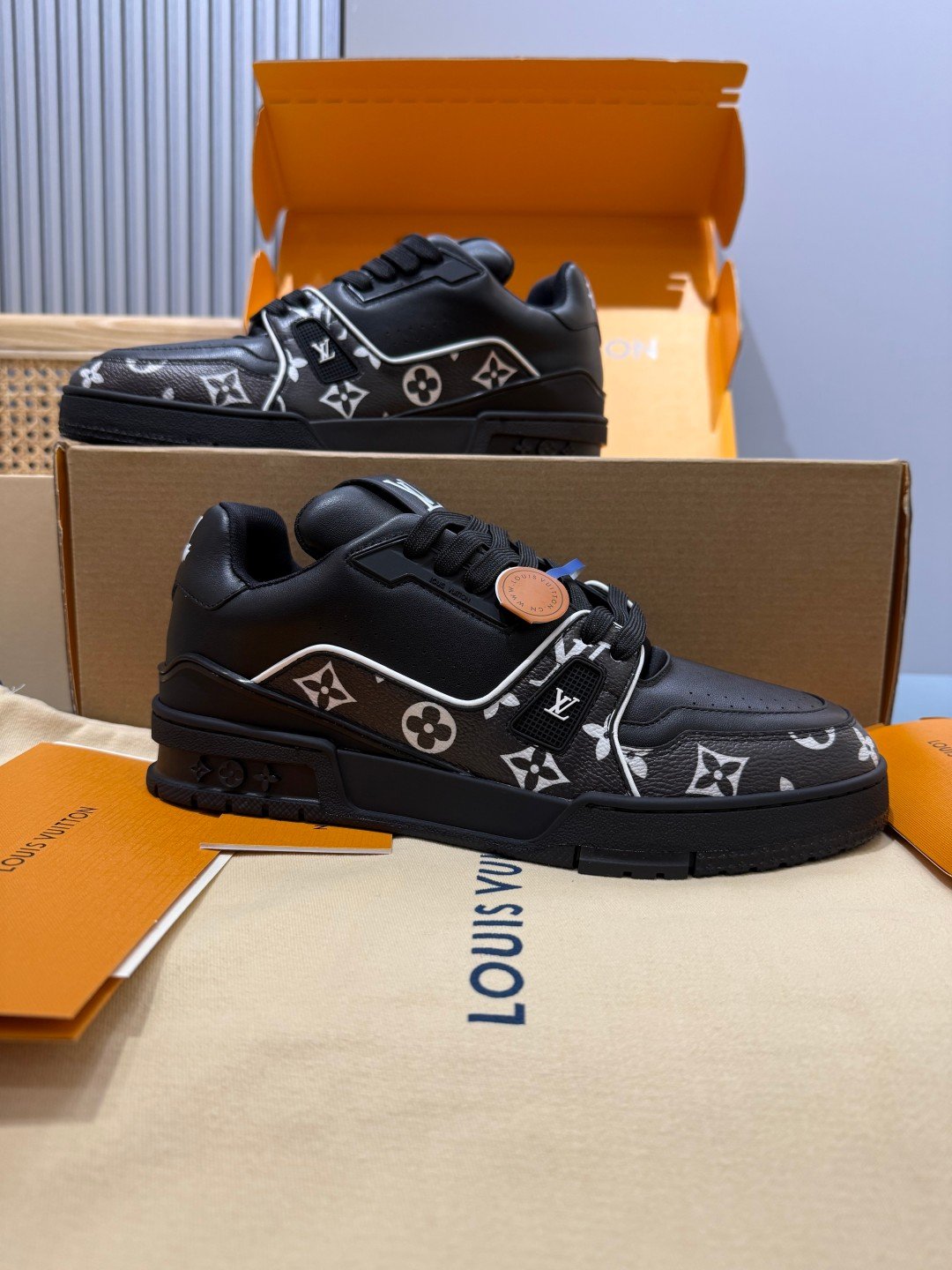 Sneakers Trainer 'Noir Monogram Brodé' — vue 2