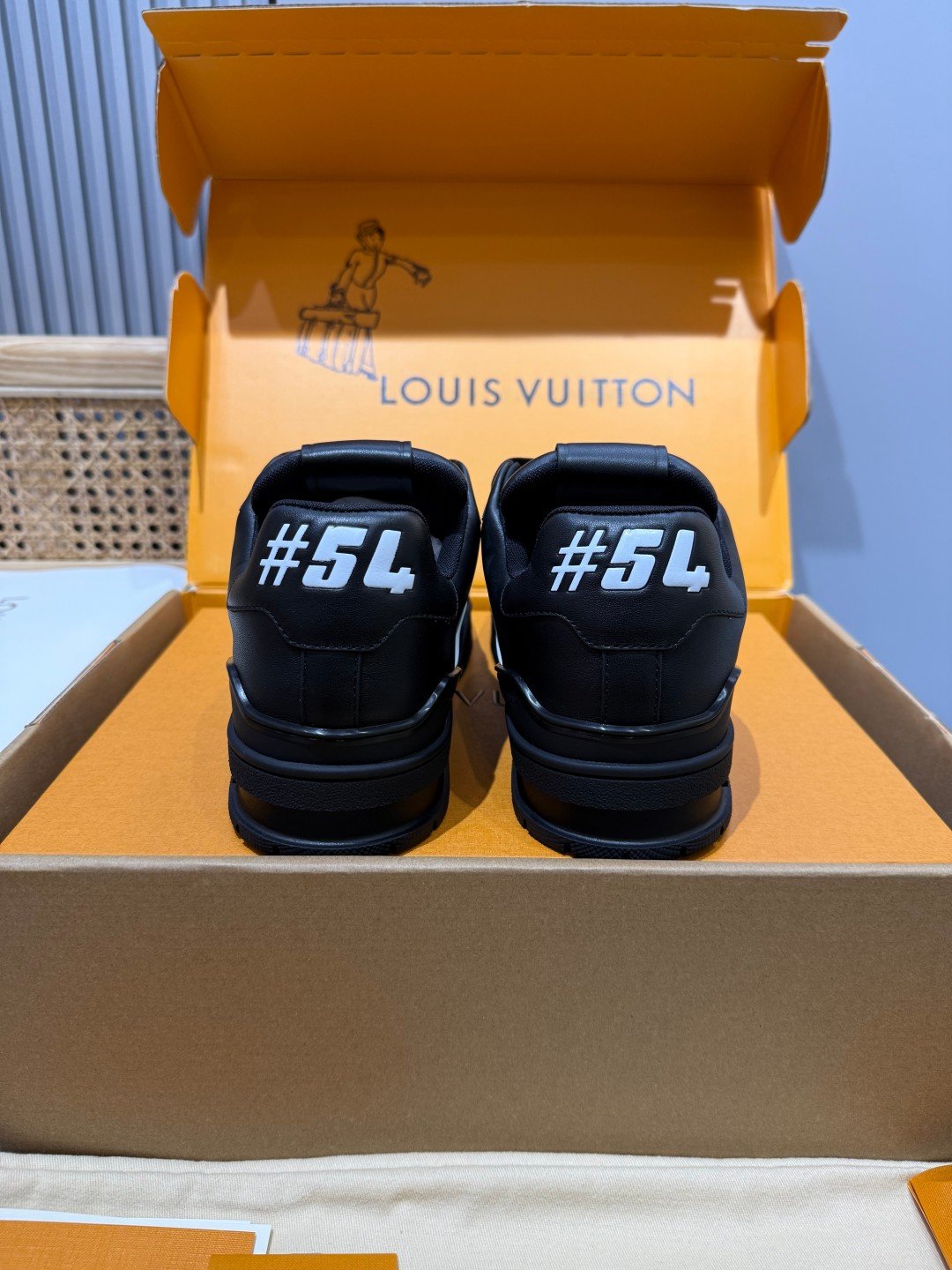 Sneakers Trainer 'Noir Monogram Brodé' — vue 3