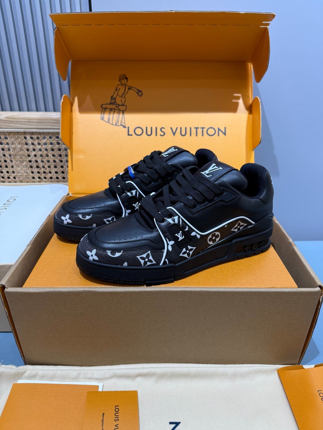 Sneakers Trainer 'Noir Monogram Brodé' — vue 4