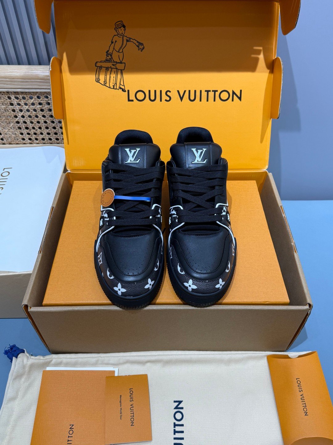 Sneakers Trainer 'Noir Monogram Brodé' — vue 5