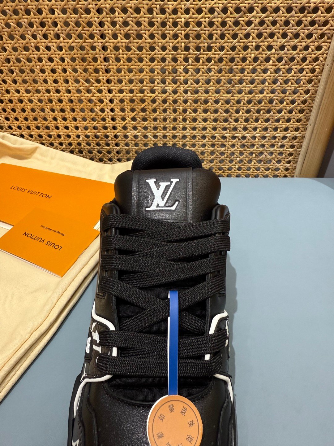 Sneakers Trainer 'Noir Monogram Brodé' — vue 8