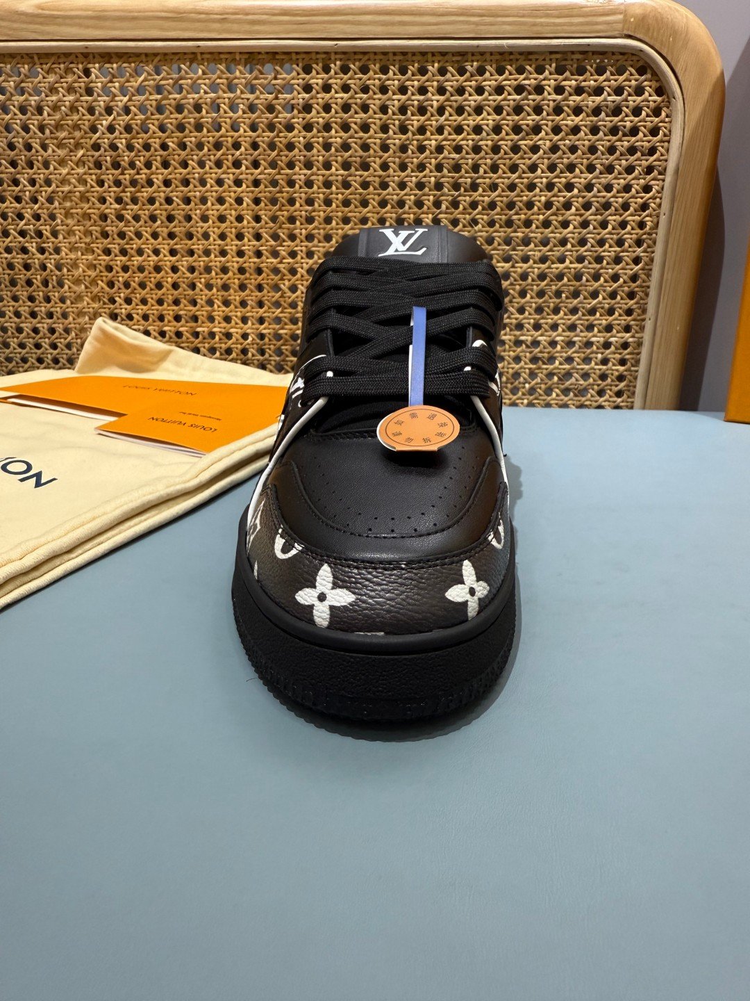 Sneakers Trainer 'Noir Monogram Brodé' — vue 9