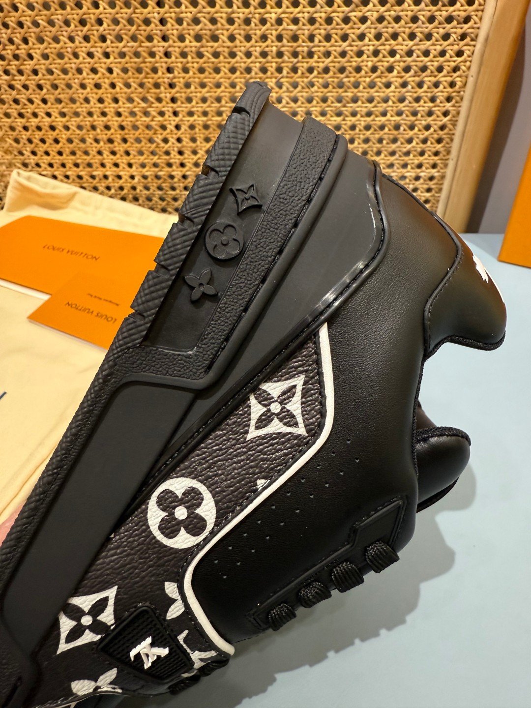 Sneakers Trainer 'Noir Monogram Brodé' — vue 12
