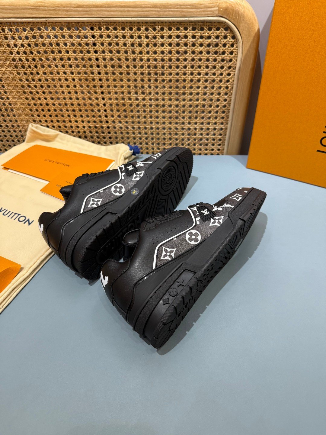 Sneakers Trainer 'Noir Monogram Brodé' — vue 14