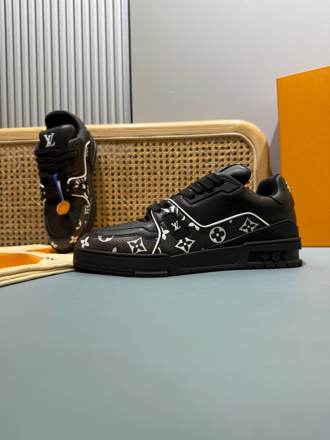 Sneakers Trainer 'Noir Monogram Brodé' — vue 16