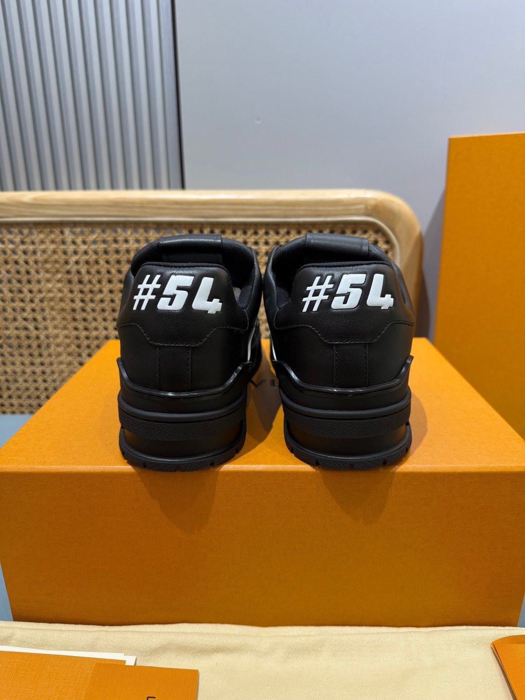 Sneakers Trainer 'Noir Monogram Brodé' — vue 18