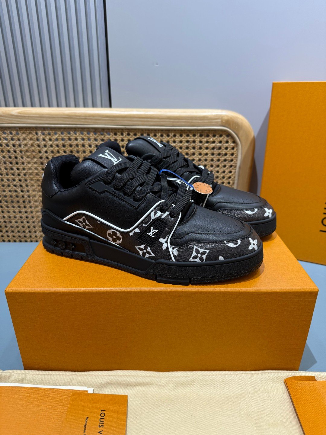Sneakers Trainer 'Noir Monogram Brodé' — vue 19