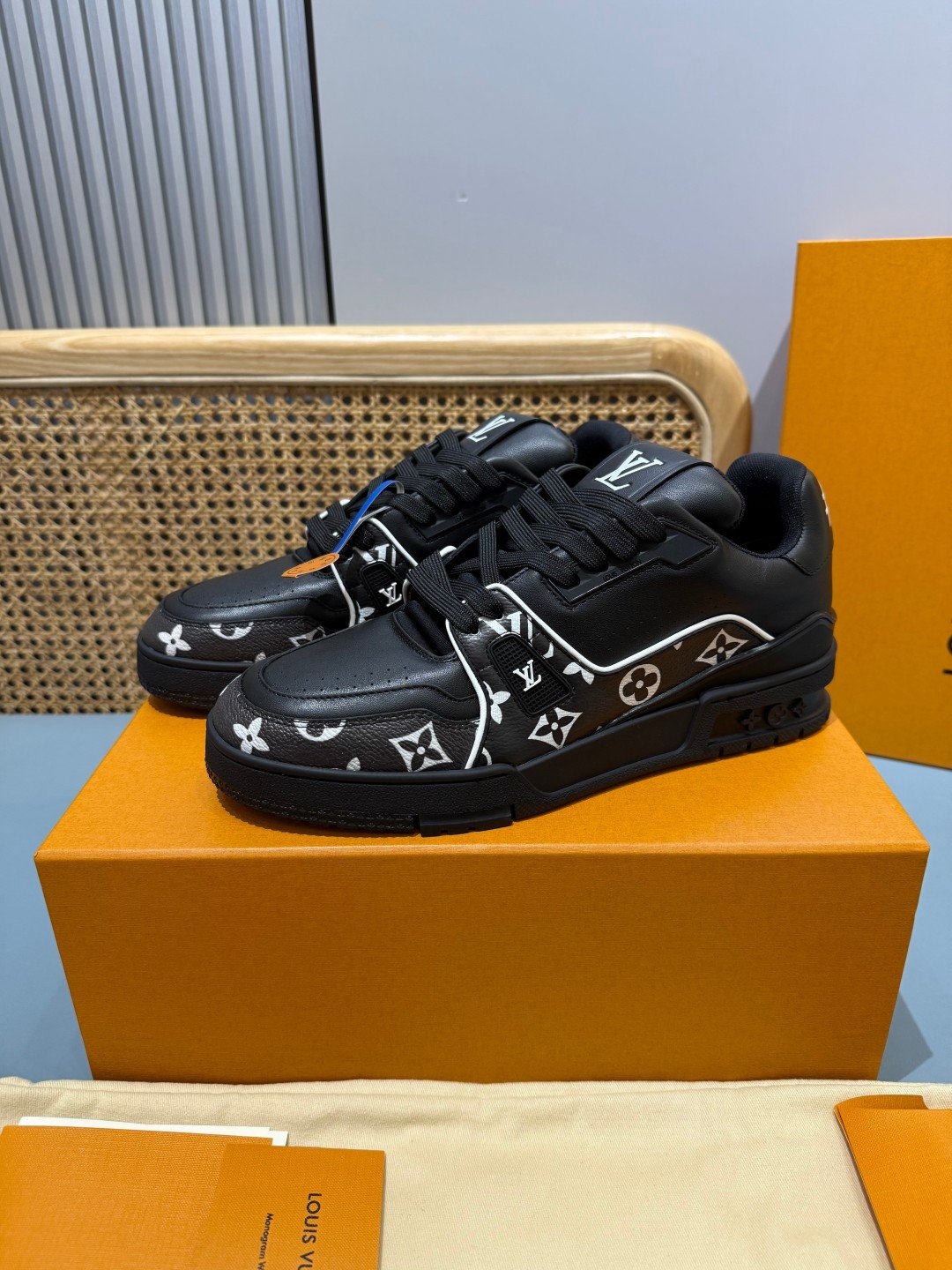 Sneakers Trainer 'Noir Monogram Brodé' — vue 20