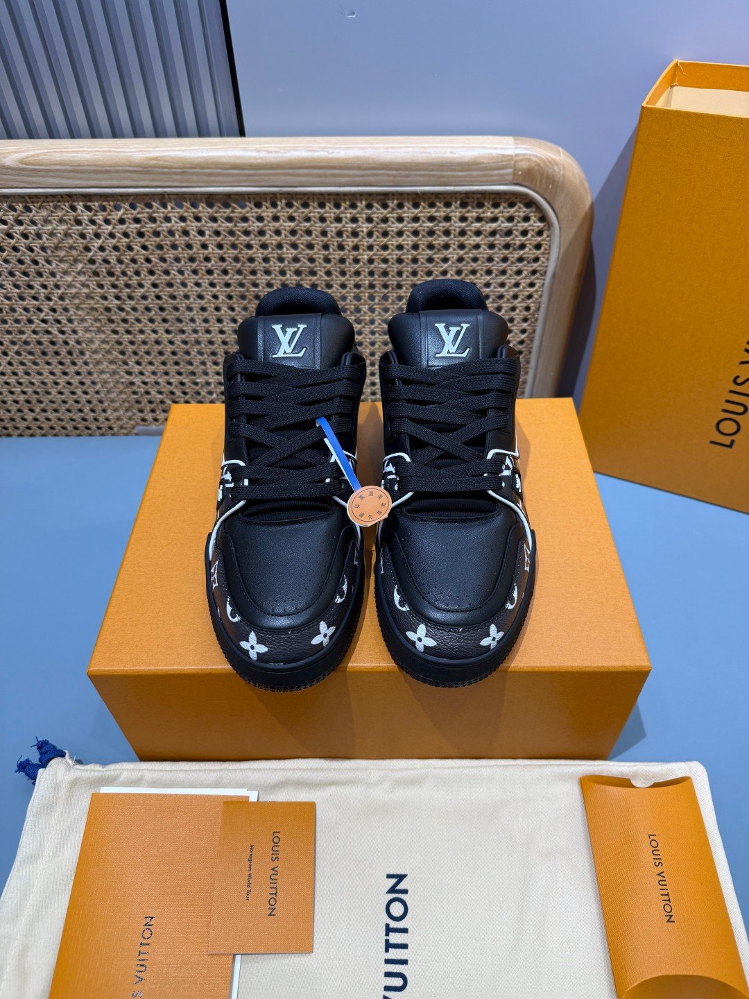 Sneakers Trainer 'Noir Monogram Brodé' — vue 21