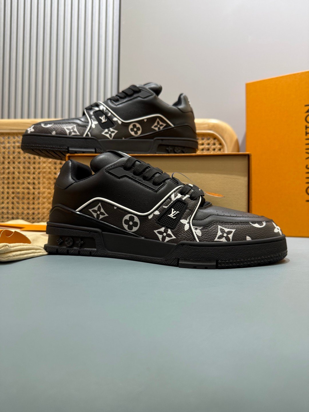 Sneakers Trainer 'Noir Monogram Brodé' — vue 22