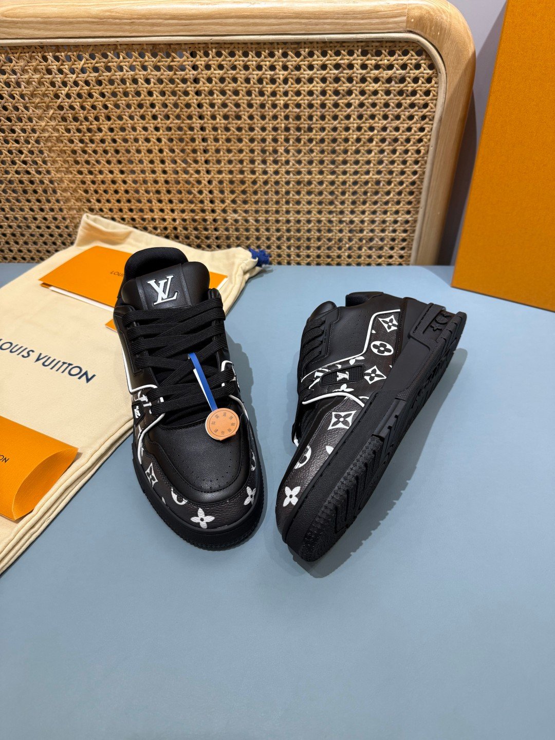 Sneakers Trainer 'Noir Monogram Brodé' — vue 23
