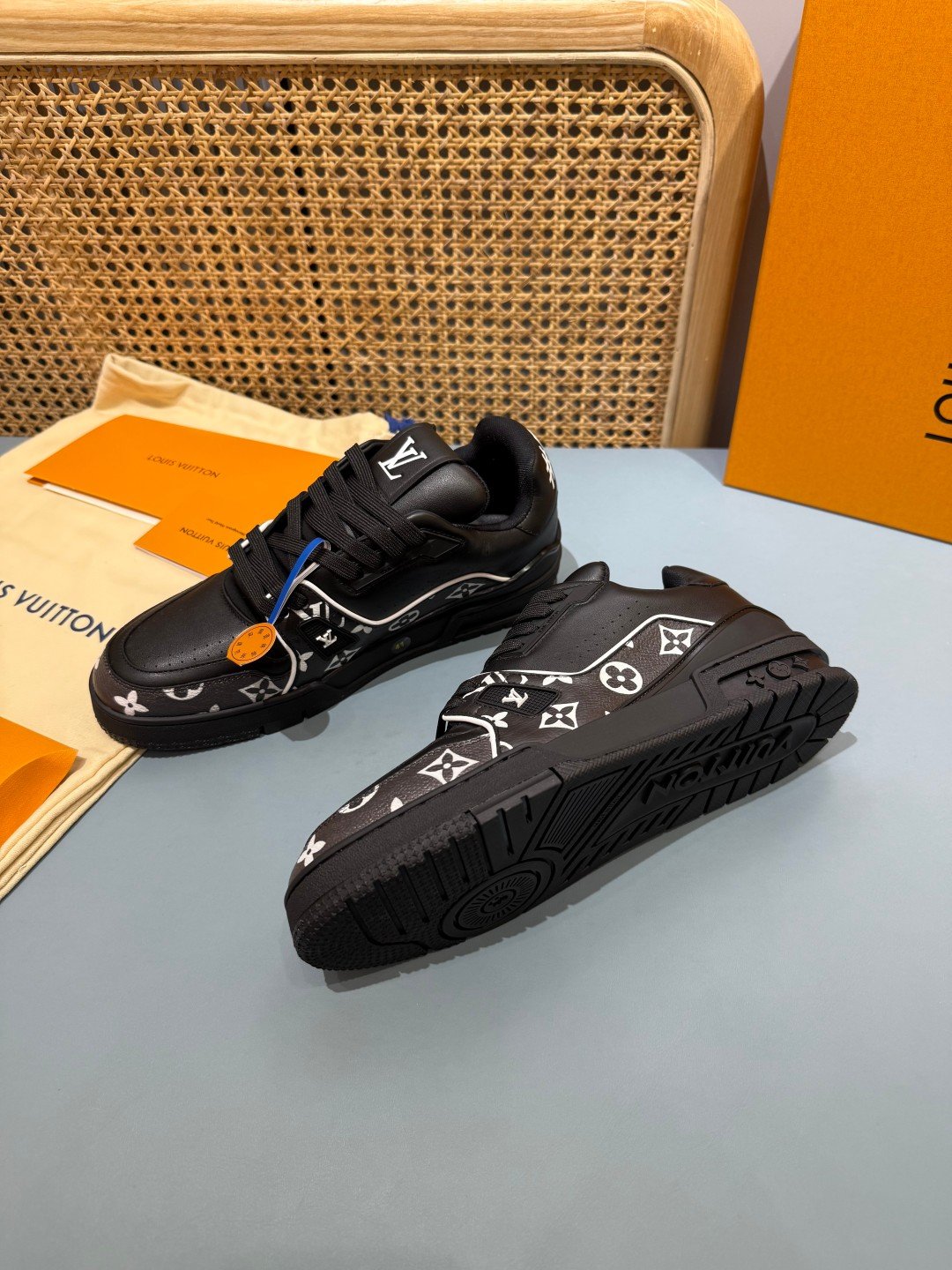 Sneakers Trainer 'Noir Monogram Brodé' — vue 24