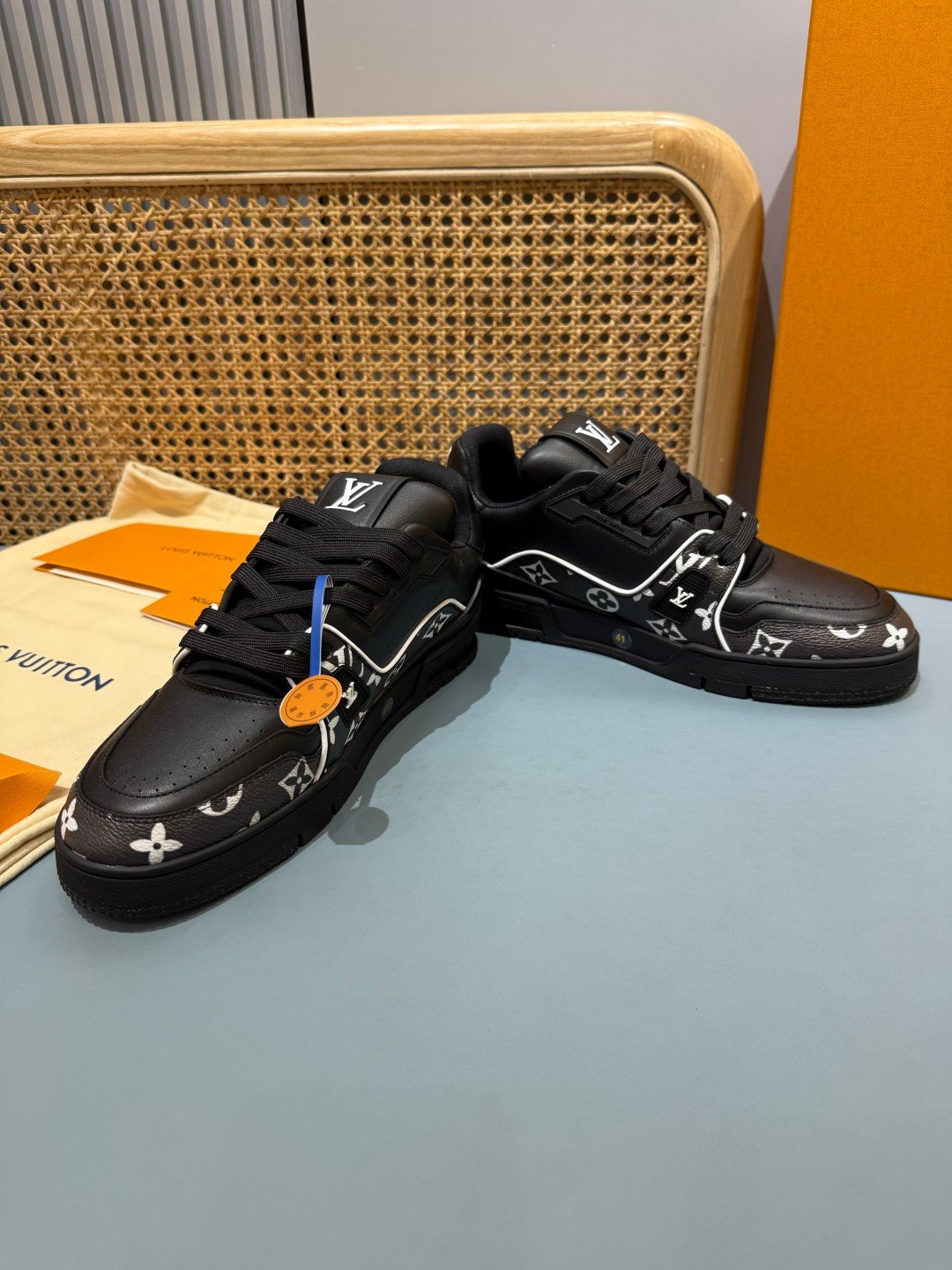 Sneakers Trainer 'Noir Monogram Brodé' — vue 25