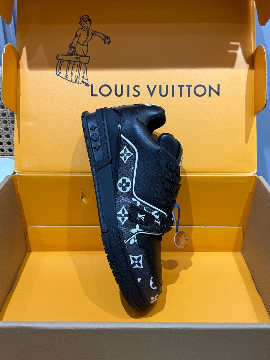 Sneakers Trainer 'Noir Monogram Brodé' — vue 26