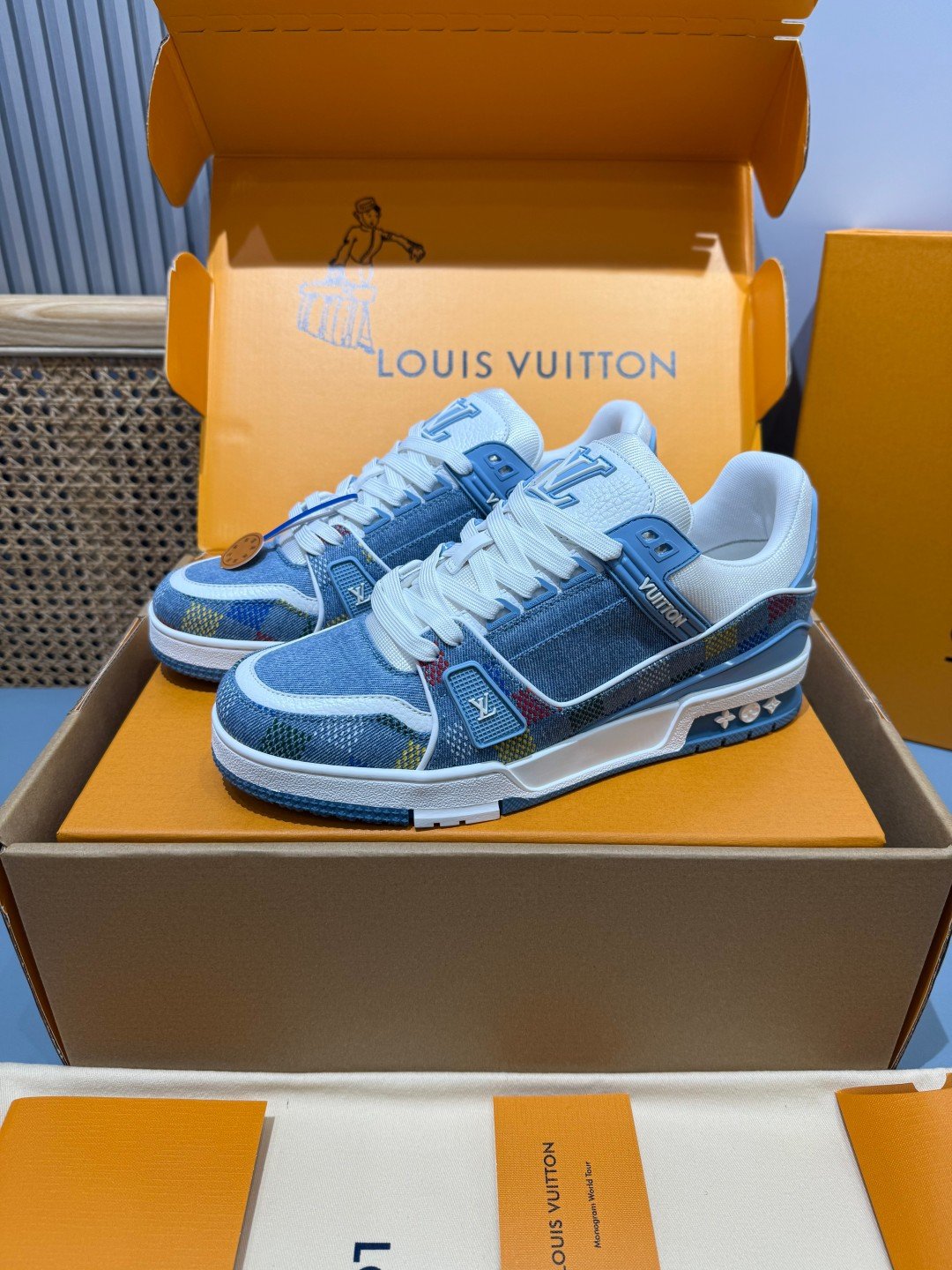 Sneakers Trainer Denim 'Bleu Ciel Monogram' — vue 4