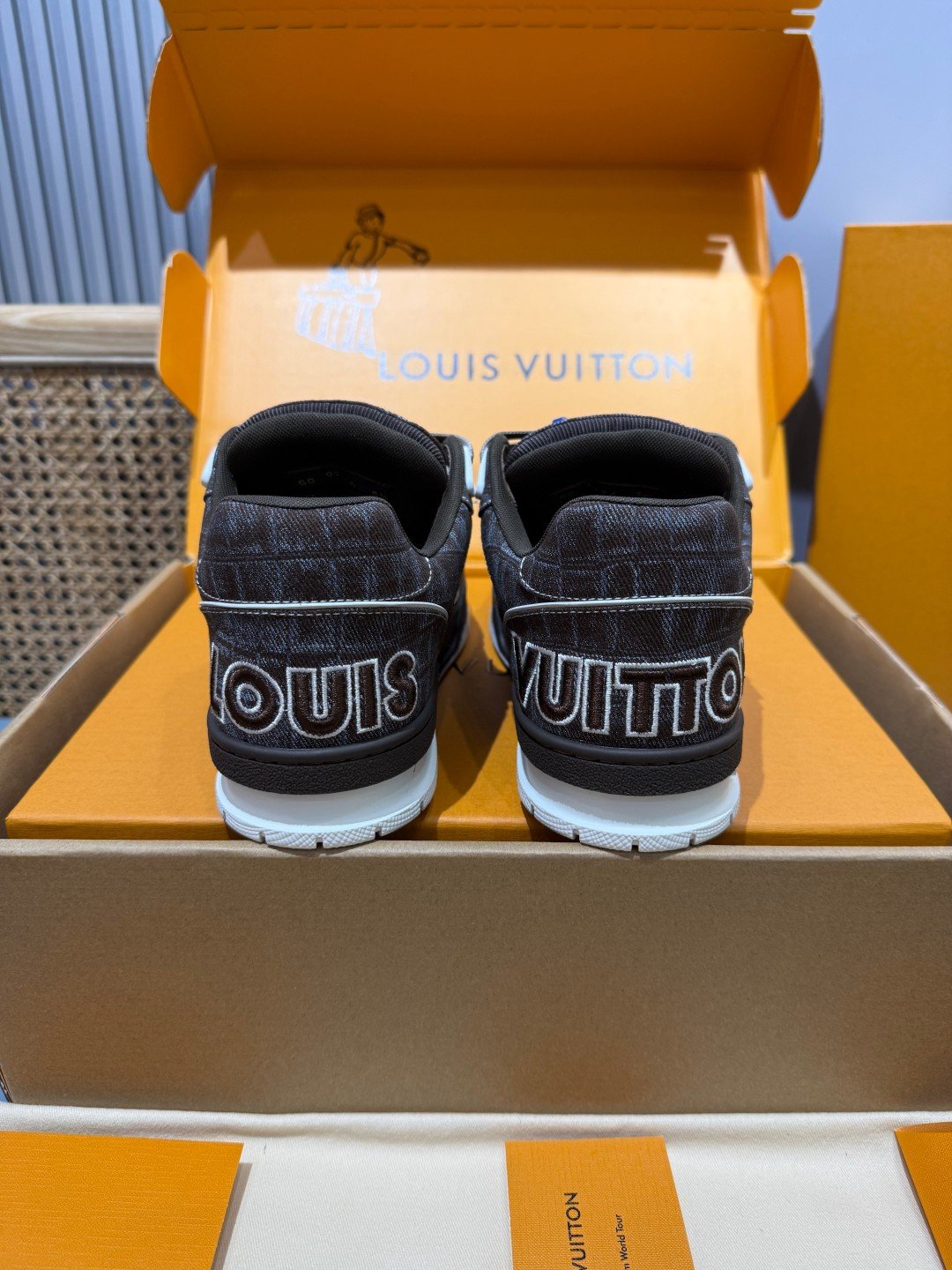 Sneakers Trainer Velcro 'Marron Monogram' — vue 3