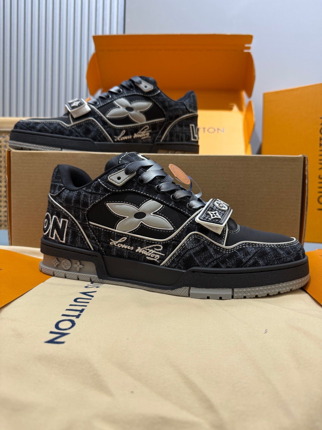 Sneakers Trainer Velcro 'Denim Noir Monogram' — vue 2