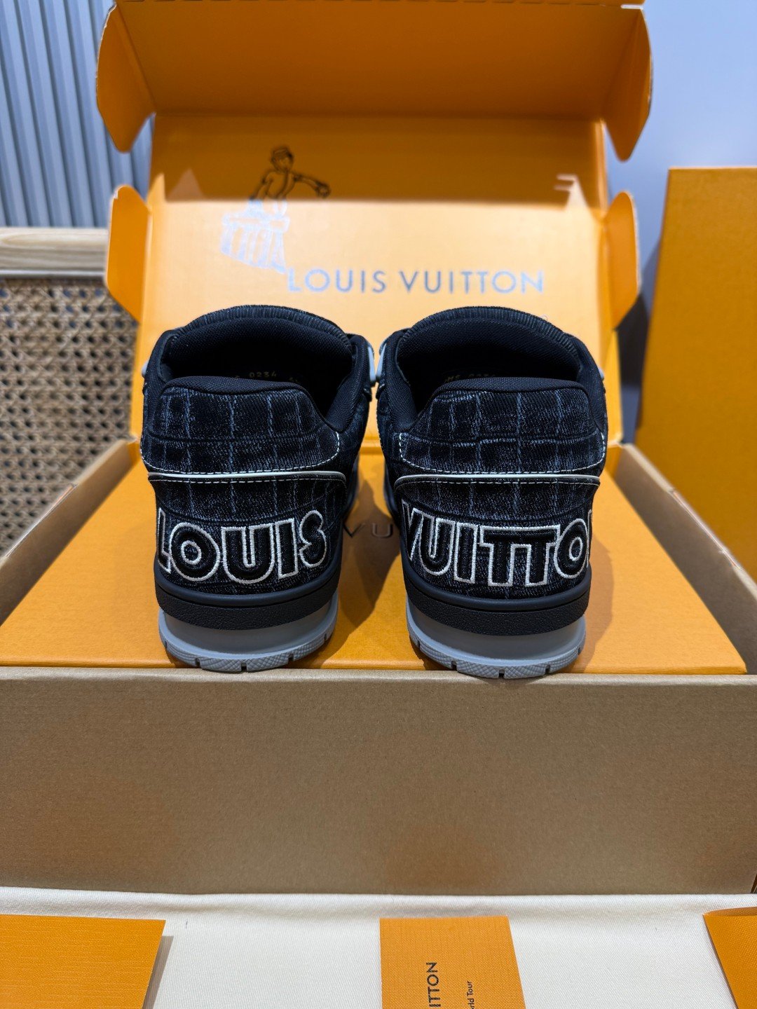 Sneakers Trainer Velcro 'Denim Noir Monogram' — vue 3