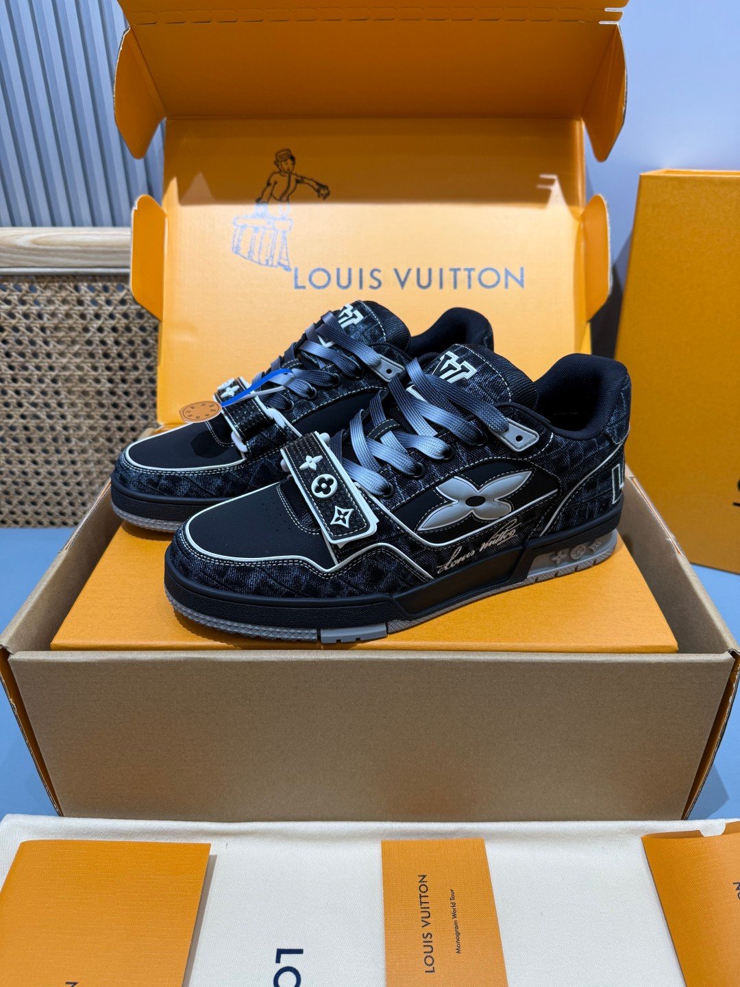 Sneakers Trainer Velcro 'Denim Noir Monogram' — vue 4