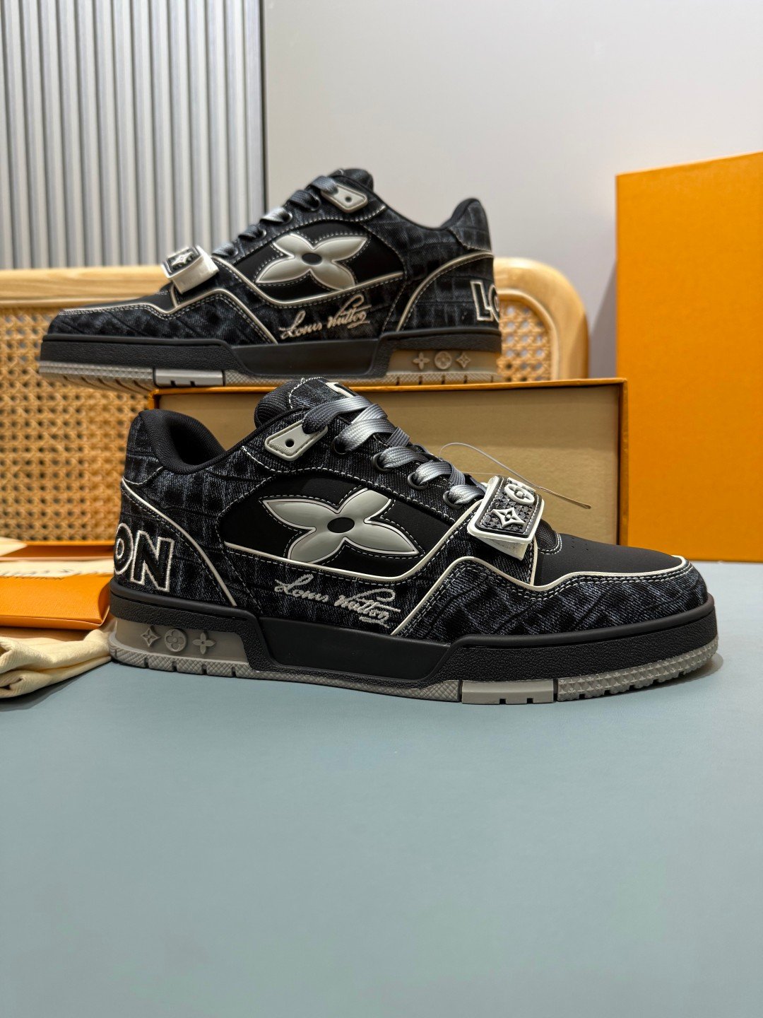 Sneakers Trainer Velcro 'Denim Noir Monogram' — vue 22