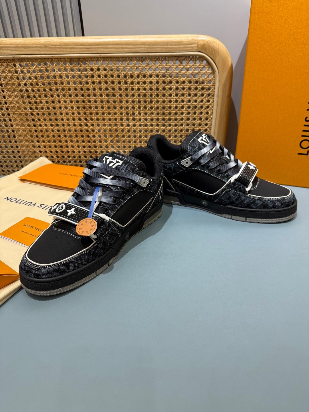 Sneakers Trainer Velcro 'Denim Noir Monogram' — vue 25