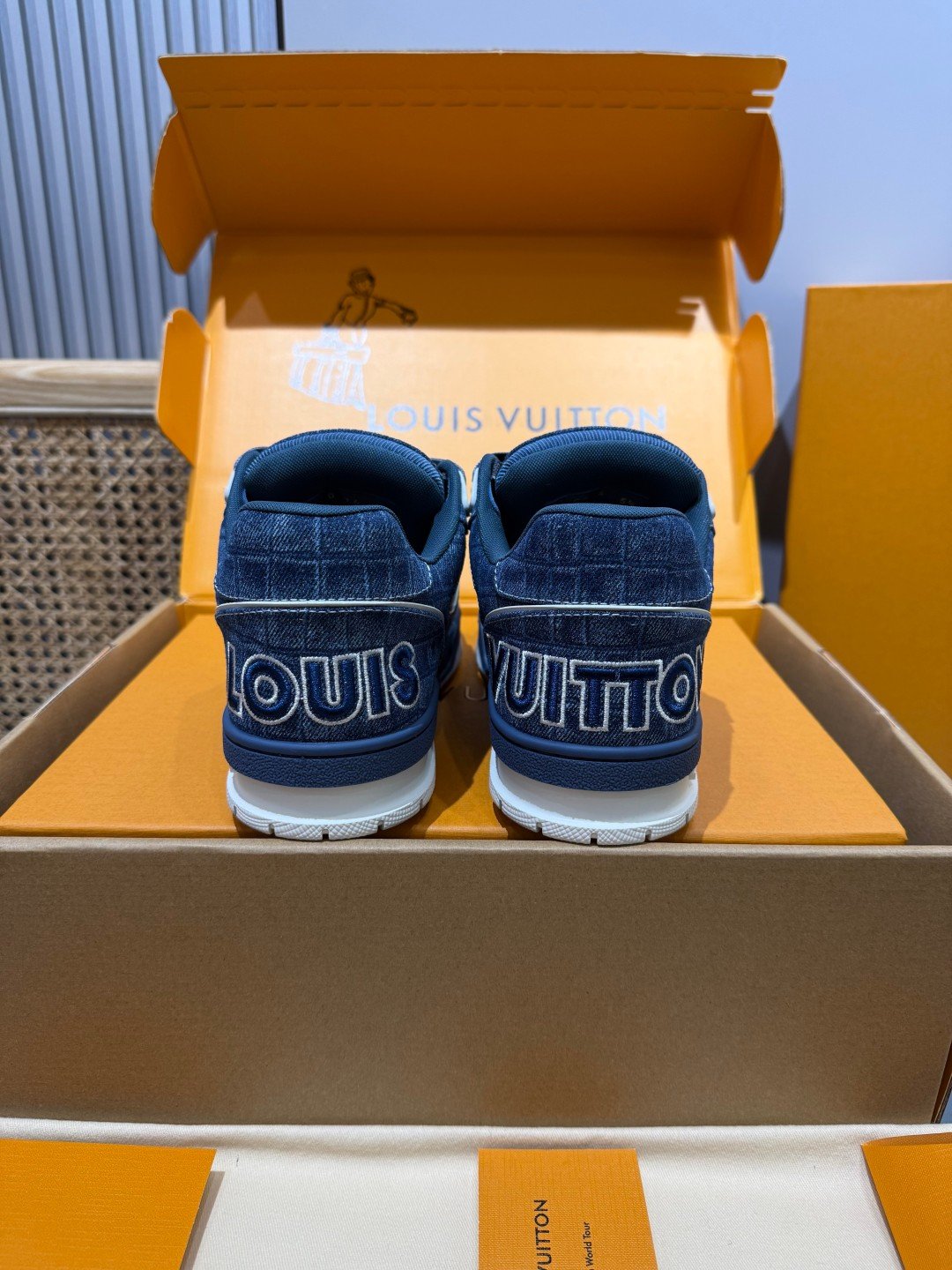 Sneakers Trainer Velcro 'Denim Brut' — vue 3