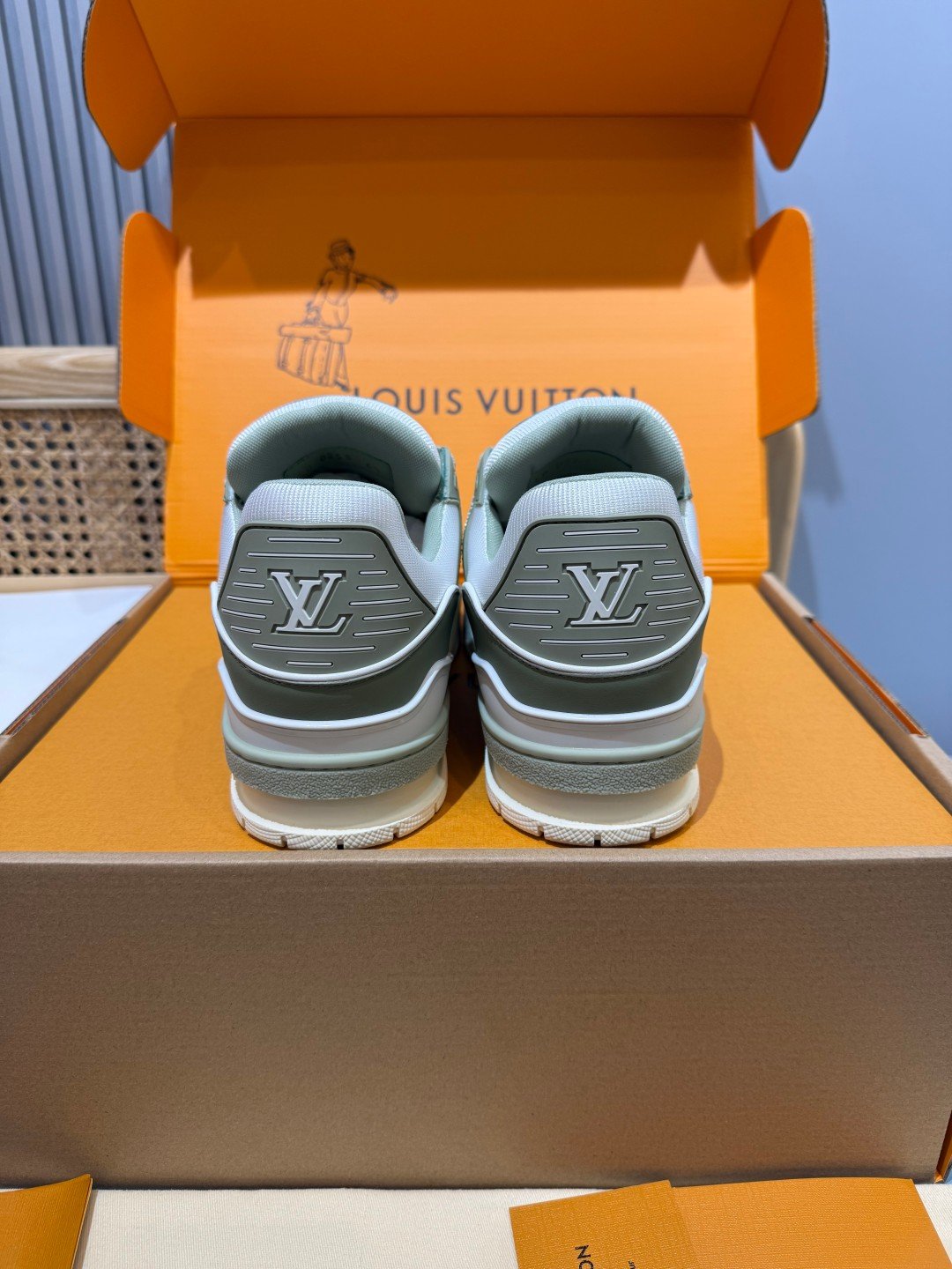Sneakers Trainer 'Vert Sauge' — vue 3