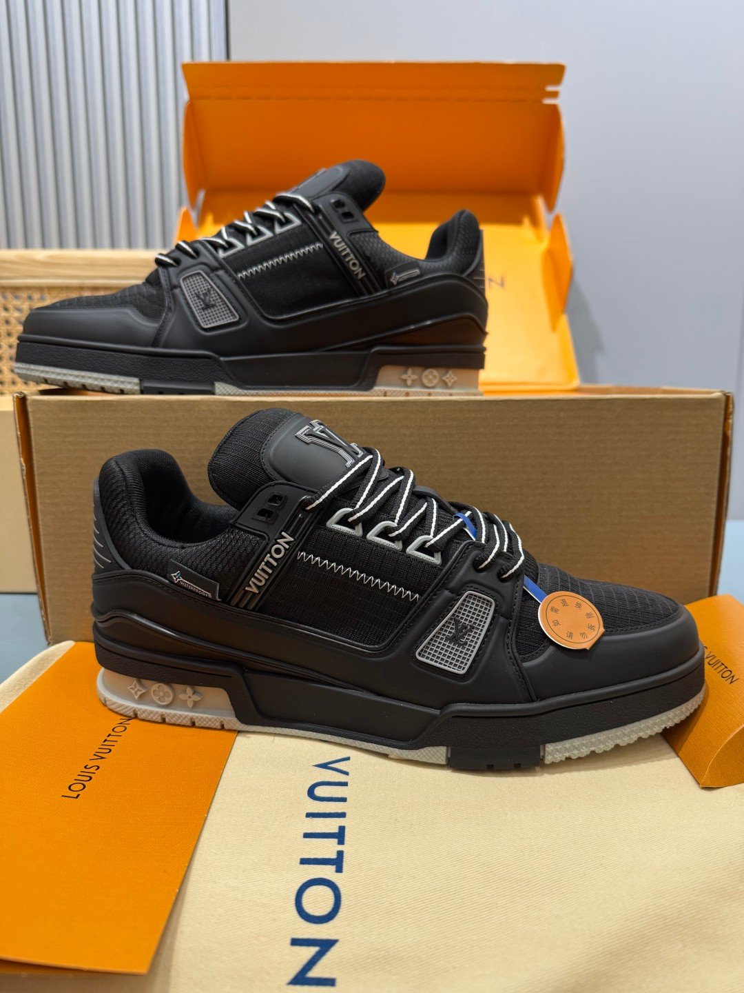 Sneakers Trainer 'Noir Monogram' — vue 2