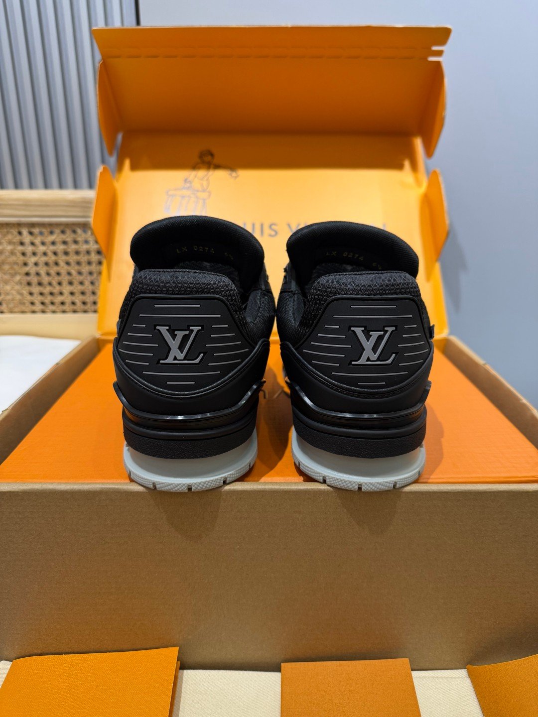 Sneakers Trainer 'Noir Monogram' — vue 3