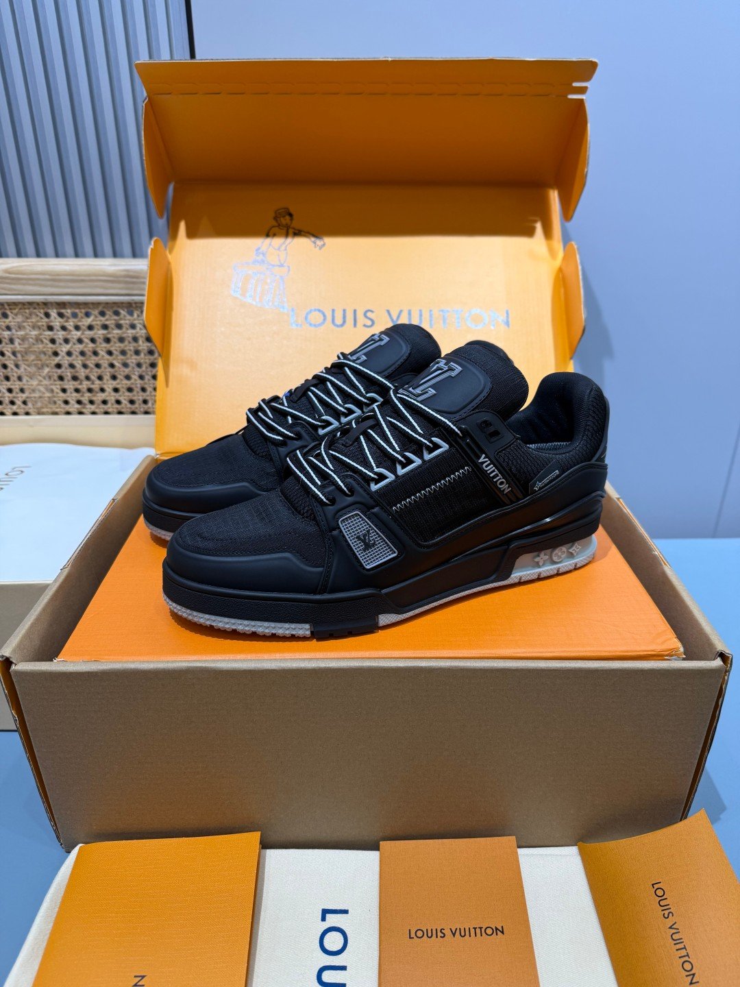 Sneakers Trainer 'Noir Monogram' — vue 4