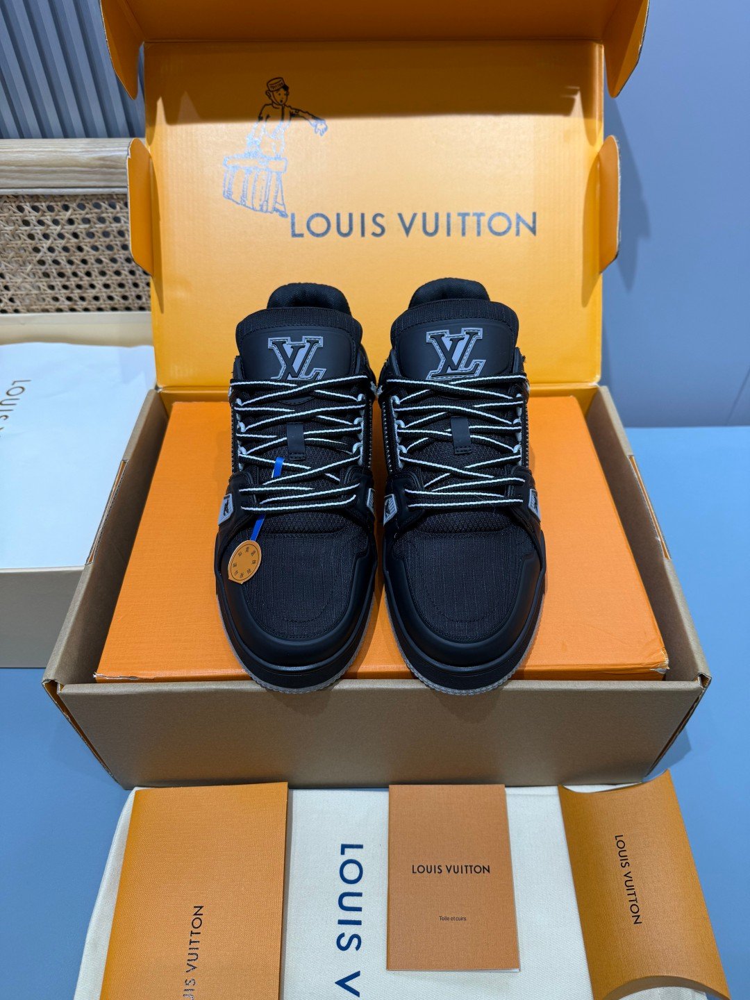 Sneakers Trainer 'Noir Monogram' — vue 5