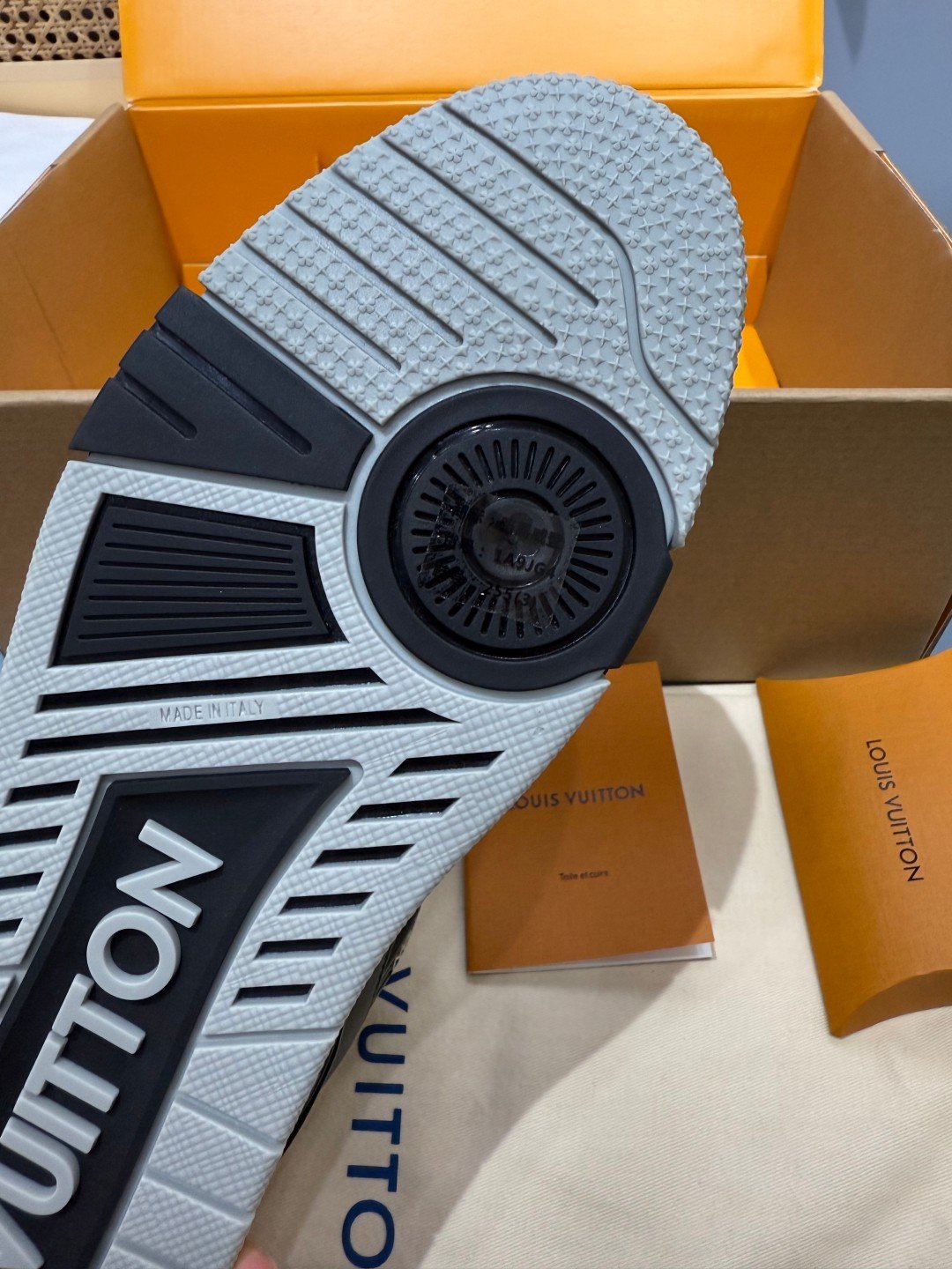 Sneakers Trainer 'Noir Monogram' — vue 8