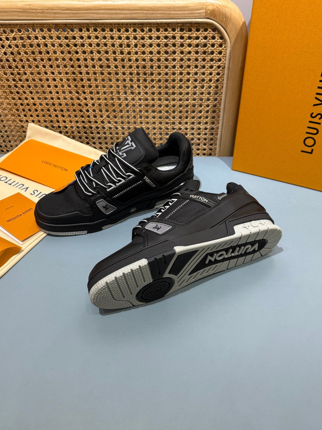 Sneakers Trainer 'Noir Monogram' — vue 24
