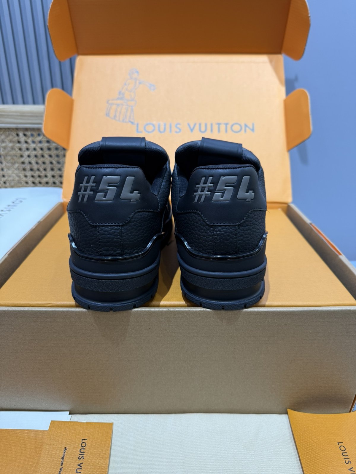 Sneakers Trainer 'Noir Mat' — vue 3
