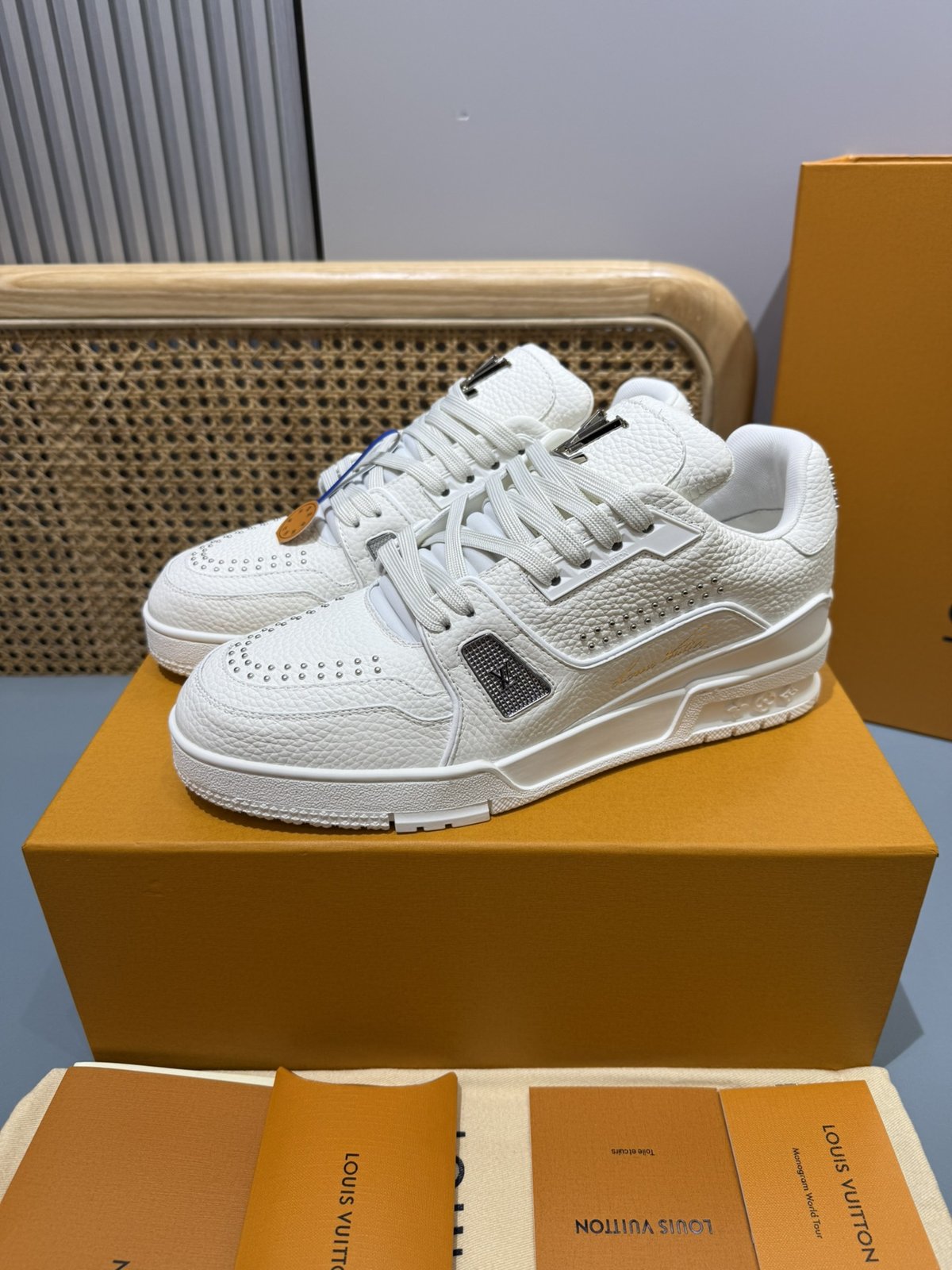 Sneakers Trainer Rivets 'Blanc Beige' — vue 3