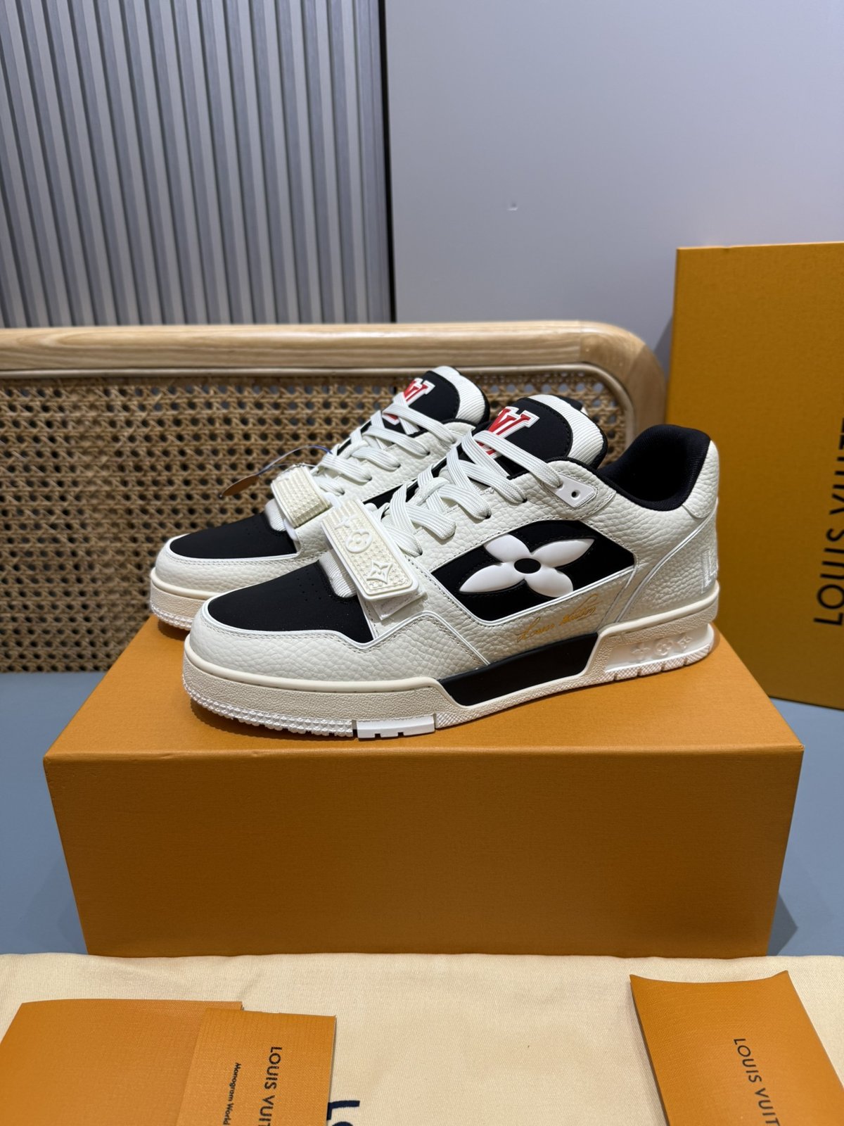 Sneakers Trainer Velcro 'Blanc Noir Graphique' — vue 3