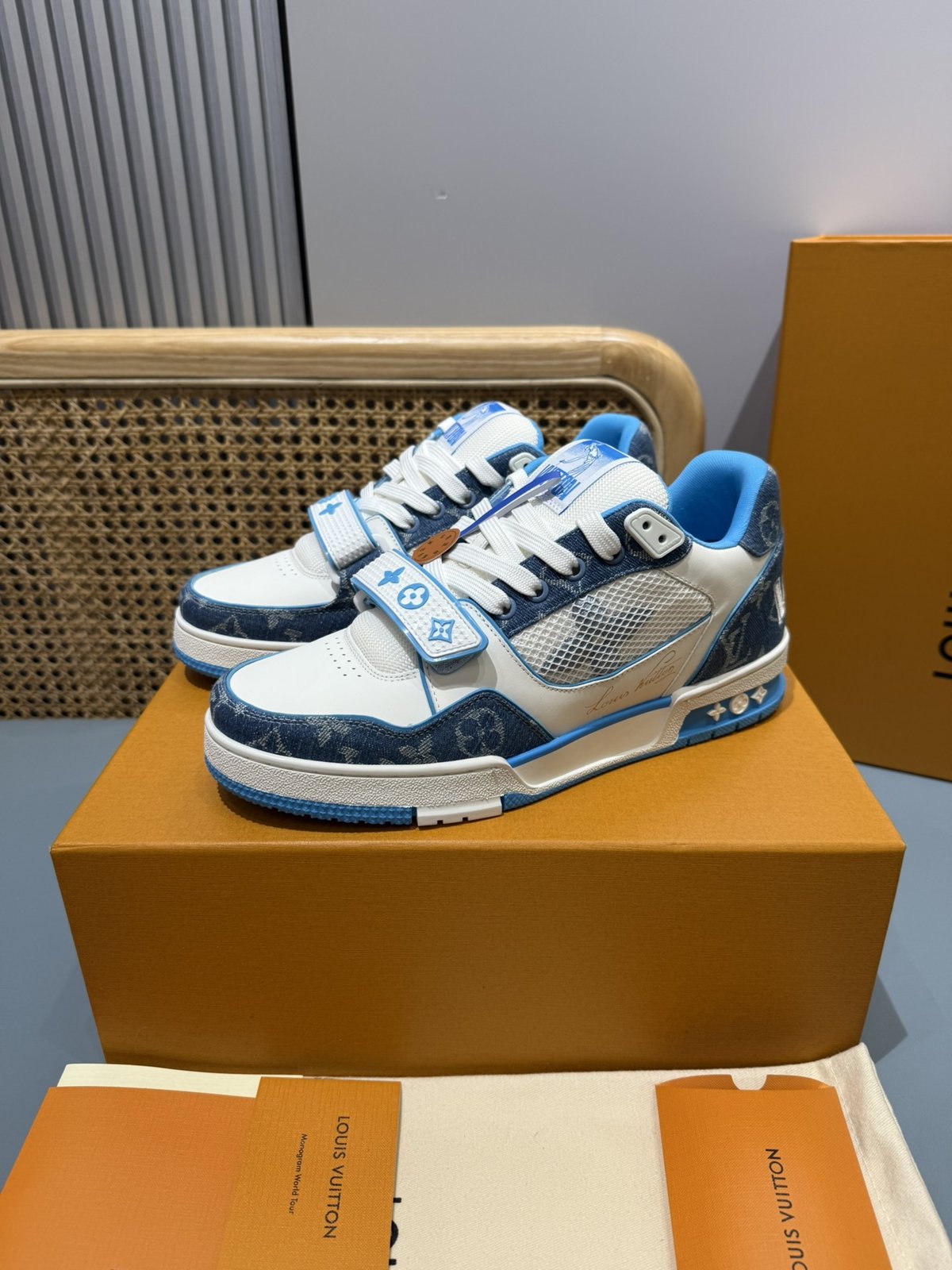 Sneakers Trainer Velcro 'Blanc Bleu Ciel Gris' — vue 3
