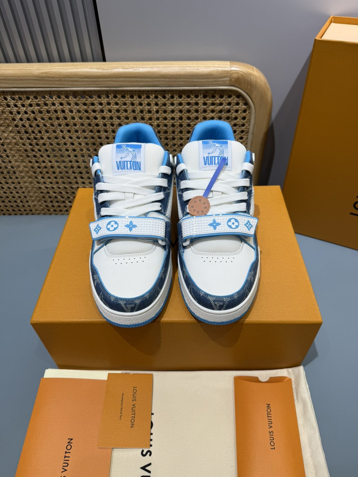 Sneakers Trainer Velcro 'Blanc Bleu Ciel Gris' — vue 4