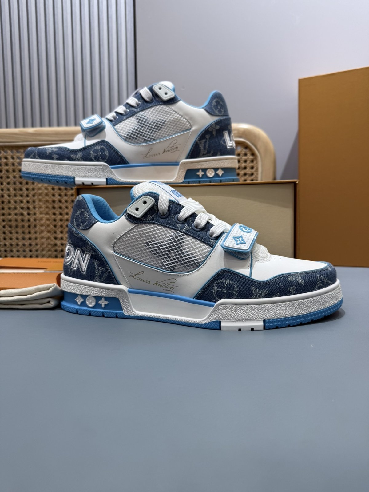 Sneakers Trainer Velcro 'Blanc Bleu Ciel Gris' — vue 5