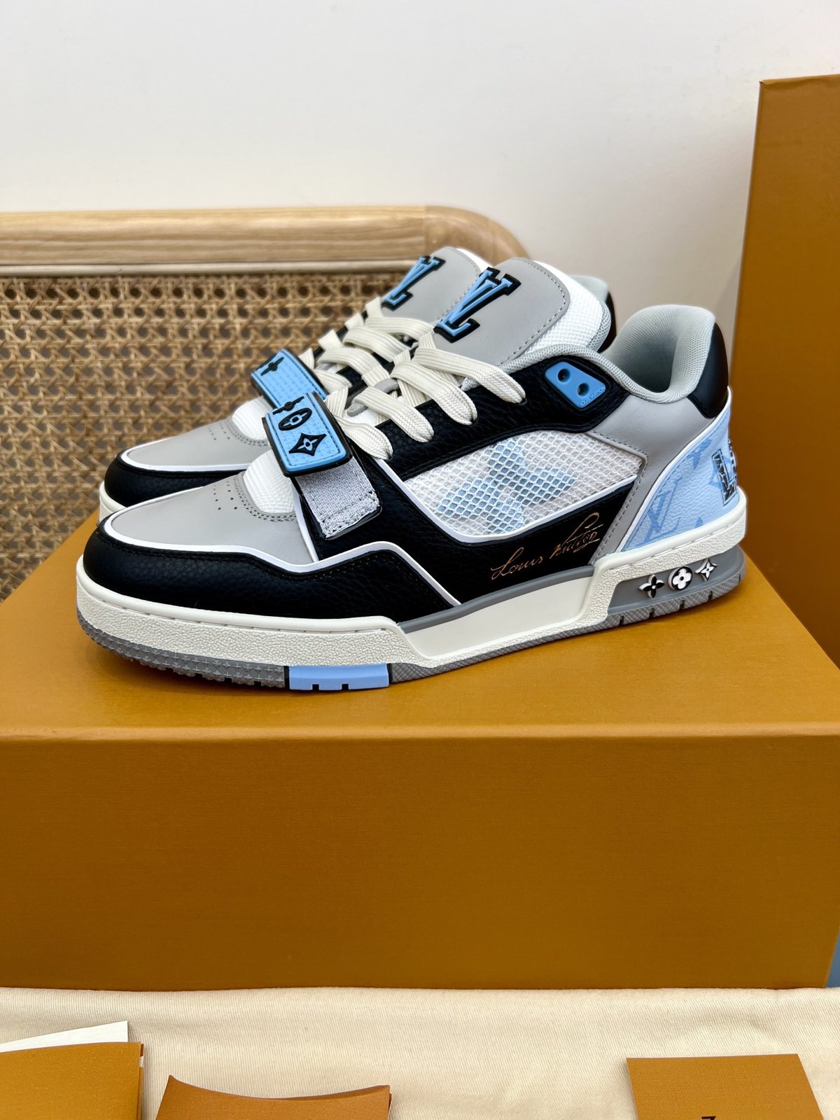 Sneakers Trainer Velcro 'Blanc Noir Bleu Ciel' — vue 3