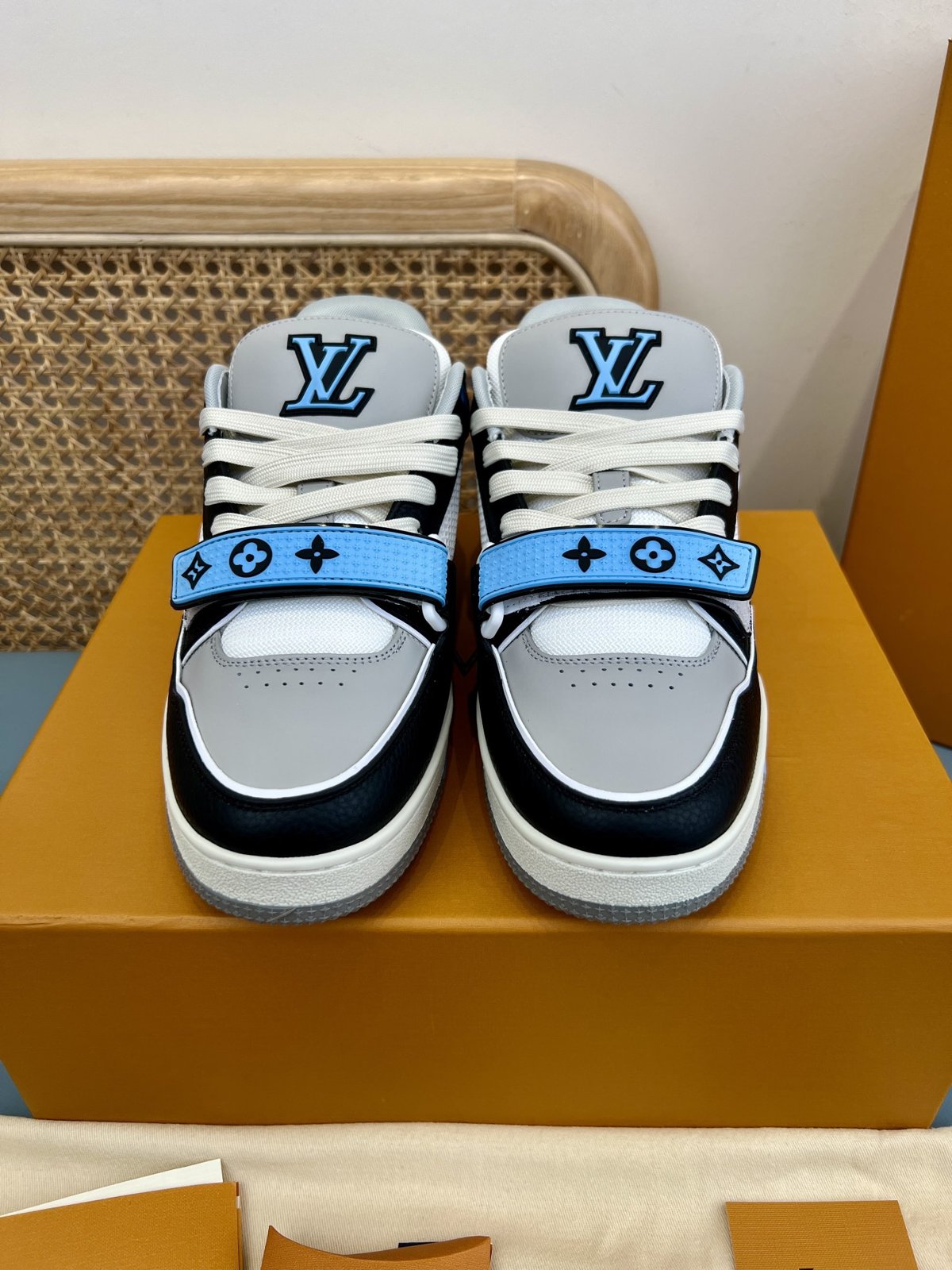 Sneakers Trainer Velcro 'Blanc Noir Bleu Ciel' — vue 4