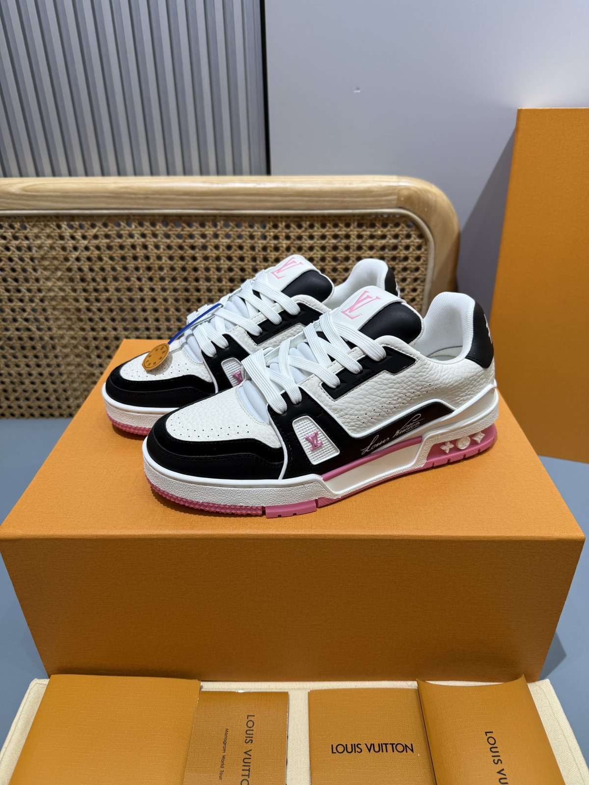 Sneakers Trainer 'Blanc Noir Rose' — vue 3