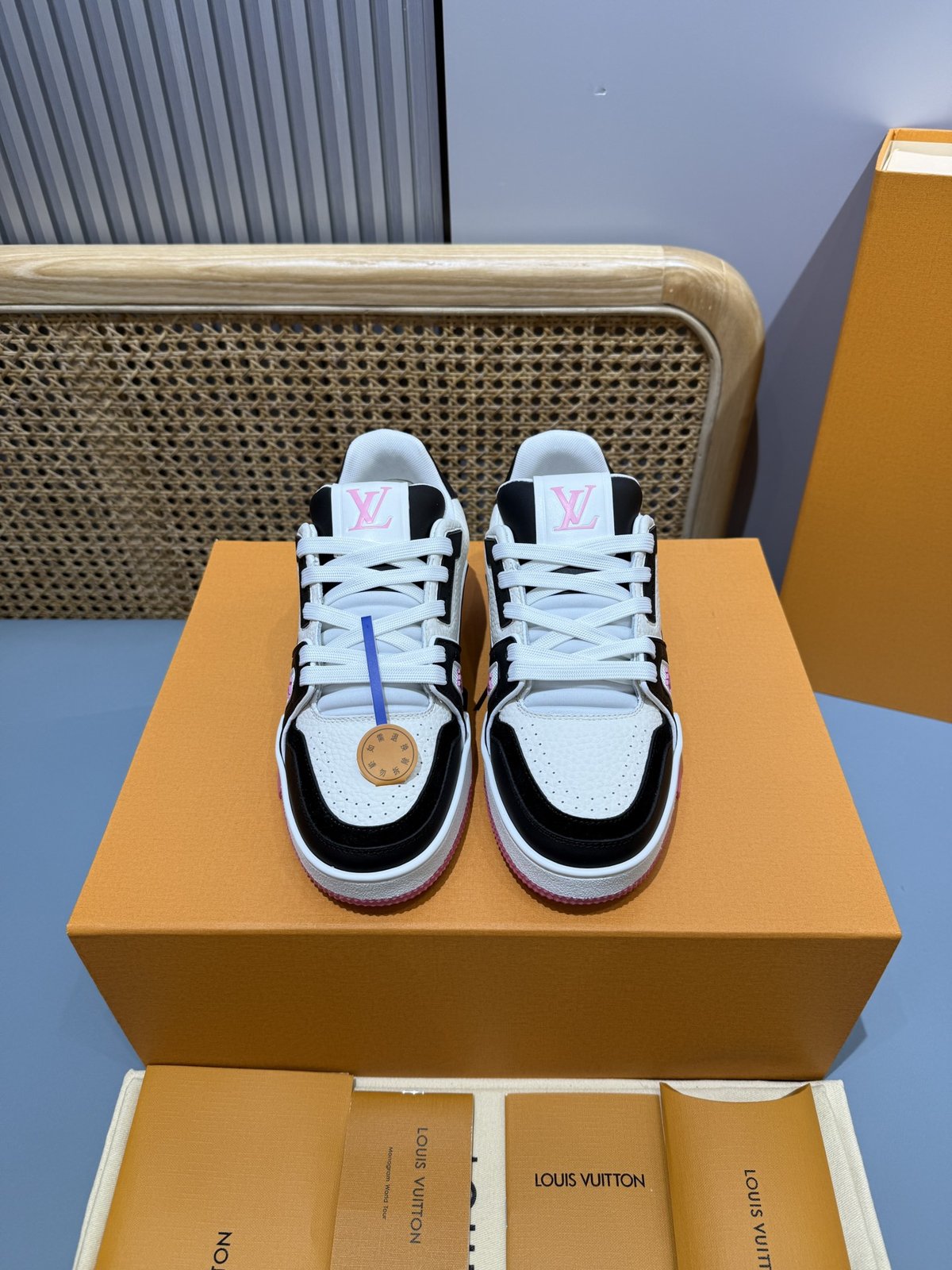 Sneakers Trainer 'Blanc Noir Rose' — vue 4